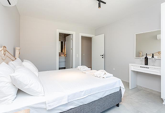 Double bedroom with en suite bathroom, A/C, and balcony access . - Villa Exclusive Paradise 2 . (Galerie de photos) }}