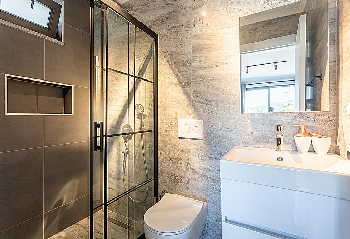 En suite bathroom with shower . - Villa Exclusive Paradise 2 . (Galerie de photos) }}