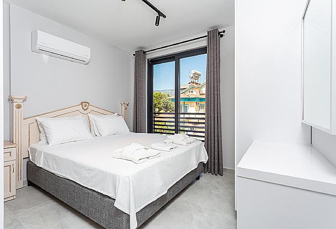 Double bedroom with en suite bathroom and A/C . - Villa Exclusive Paradise 2 . (Galerie de photos) }}