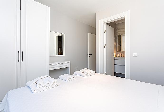 Double bedroom with en suite bathroom and A/C . - Villa Exclusive Paradise 2 . (Galleria fotografica) }}