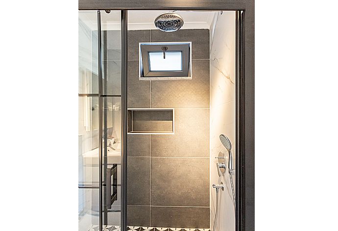 En suite bathroom with shower . - Villa Exclusive Paradise 2 . (Fotogalerie) }}