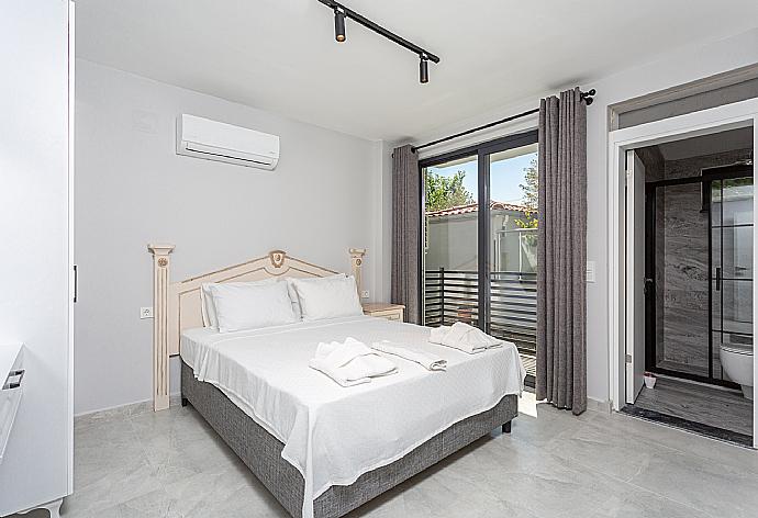 Double bedroom with en suite bathroom and A/C . - Villa Exclusive Paradise 2 . (Galleria fotografica) }}