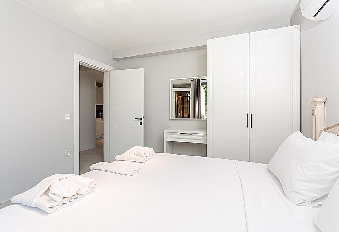 Double bedroom with en suite bathroom and A/C . - Villa Exclusive Paradise 2 . (Galerie de photos) }}