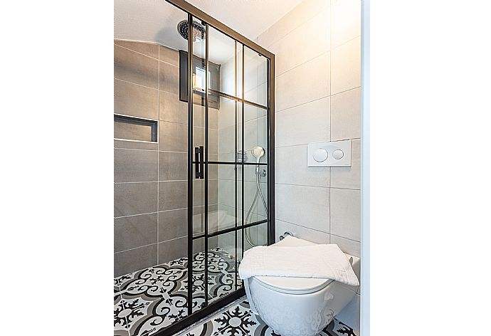 En suite bathroom with shower . - Villa Exclusive Paradise 2 . (Галерея фотографий) }}