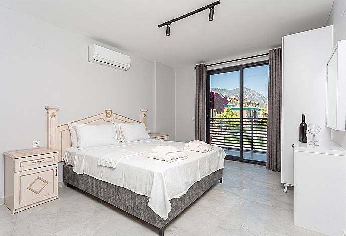 Double bedroom with en suite bathroom, A/C, and balcony access . - Villa Exclusive Paradise 3 . (Galleria fotografica) }}