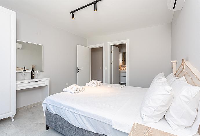 Double bedroom with en suite bathroom, A/C, and balcony access . - Villa Exclusive Paradise 3 . (Galerie de photos) }}