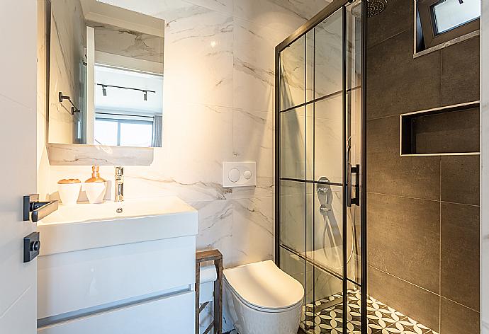 En suite bathroom with shower . - Villa Exclusive Paradise 3 . (Photo Gallery) }}