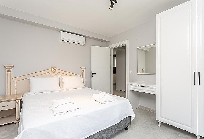 Double bedroom with en suite bathroom and A/C . - Villa Exclusive Paradise 3 . (Galleria fotografica) }}