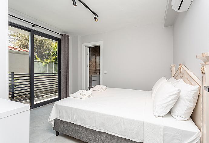 Double bedroom with en suite bathroom and A/C . - Villa Exclusive Paradise 3 . (Fotogalerie) }}