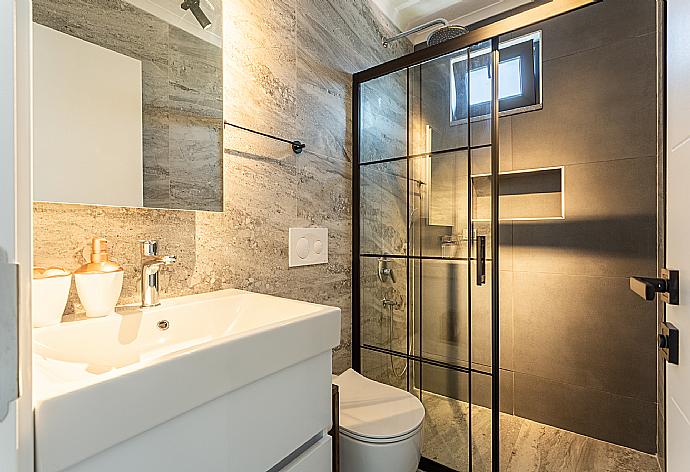 En suite bathroom with shower . - Villa Exclusive Paradise 3 . (Galería de imágenes) }}