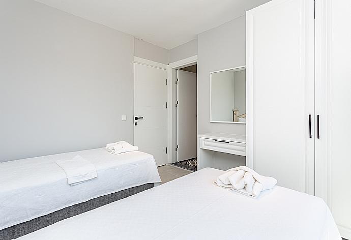 Twin bedroom with en suite bathroom and A/C . - Villa Exclusive Paradise 3 . (Galleria fotografica) }}