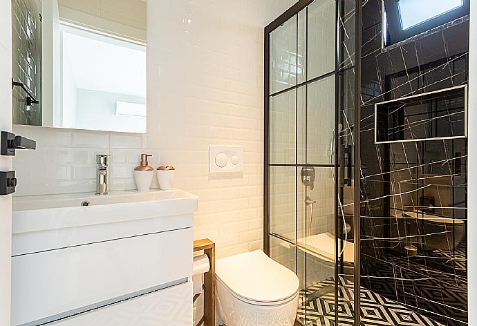 En suite bathroom with shower . - Villa Exclusive Paradise 3 . (Photo Gallery) }}