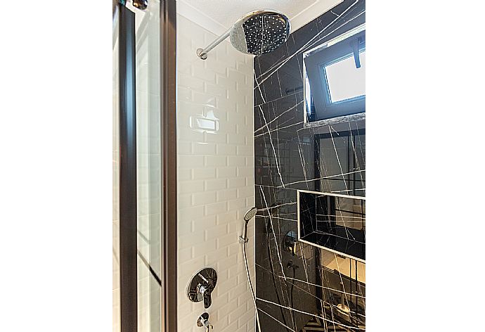 En suite bathroom with shower . - Villa Exclusive Paradise 3 . (Fotogalerie) }}