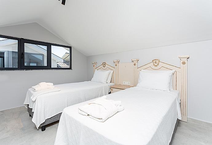 Twin bedroom with en suite bathroom and A/C . - Villa Exclusive Paradise 3 . (Fotogalerie) }}