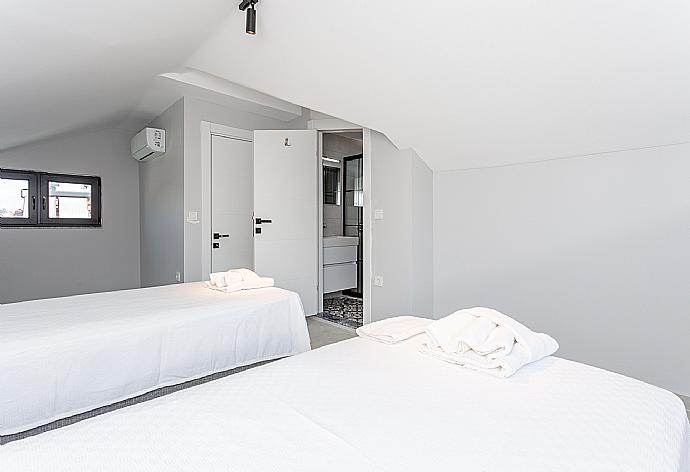 Twin bedroom with en suite bathroom and A/C . - Villa Exclusive Paradise 3 . (Galerie de photos) }}