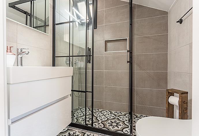 En suite bathroom with shower . - Villa Exclusive Paradise 3 . (Galleria fotografica) }}