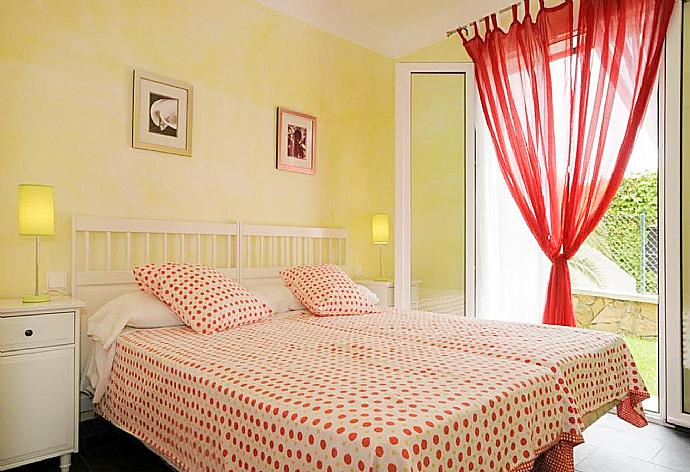 Twin bedroom with A/C . - Villa Can Paco . (Галерея фотографий) }}