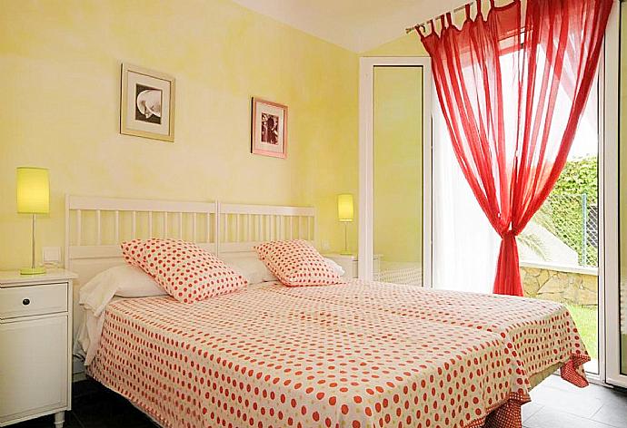 Twin bedroom with A/C . - Villa Can Paco . (Galleria fotografica) }}