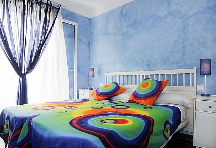 Twin bedroom with A/C . - Villa Can Paco . (Галерея фотографий) }}