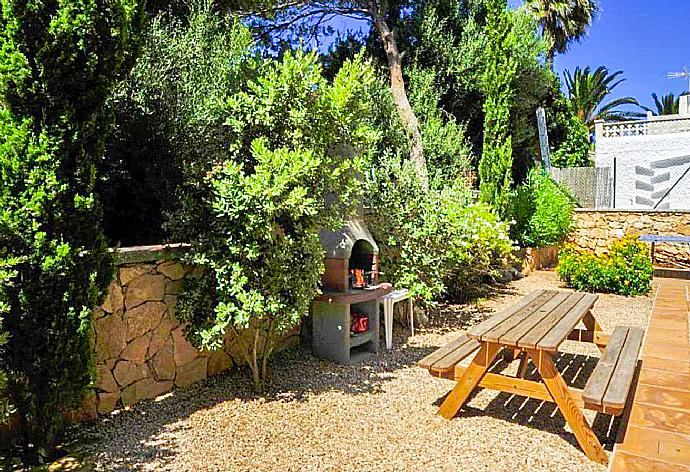 Garden area with BBQ . - Villa Can Paco . (Galleria fotografica) }}