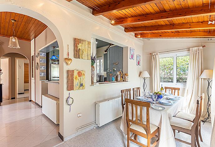 Open-plan living room with sofas, dining area, kitchen, ornamental fireplace, A/C, WiFi internet, and satellite TV . - Dimitris Cottage . (Fotogalerie) }}