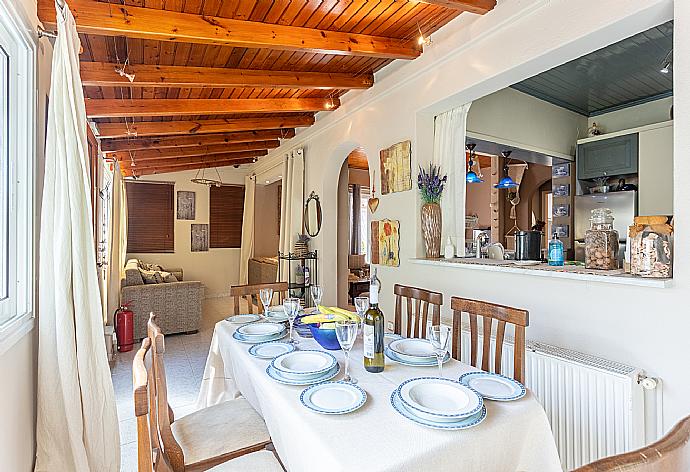 Open-plan living room with sofas, dining area, kitchen, ornamental fireplace, A/C, WiFi internet, and satellite TV . - Dimitris Cottage . (Galerie de photos) }}