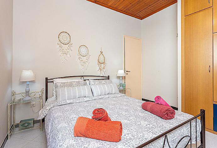 Double bedroom with A/C . - Dimitris Cottage . (Galleria fotografica) }}