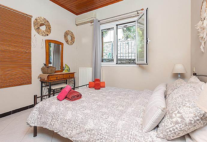 Double bedroom with A/C . - Dimitris Cottage . (Photo Gallery) }}