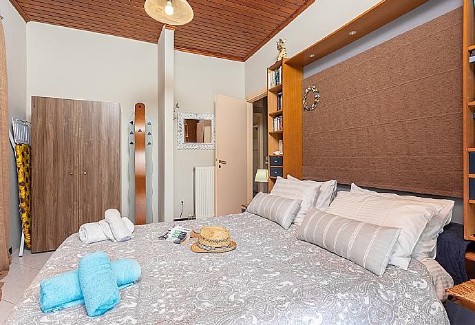 Double bedroom with A/C, TV, and balcony access . - Dimitris Cottage . (Galleria fotografica) }}