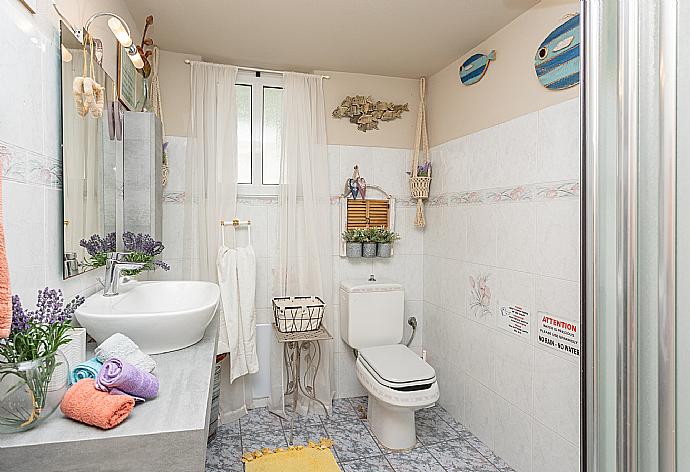 Family bathroom with shower . - Dimitris Cottage . (Galerie de photos) }}