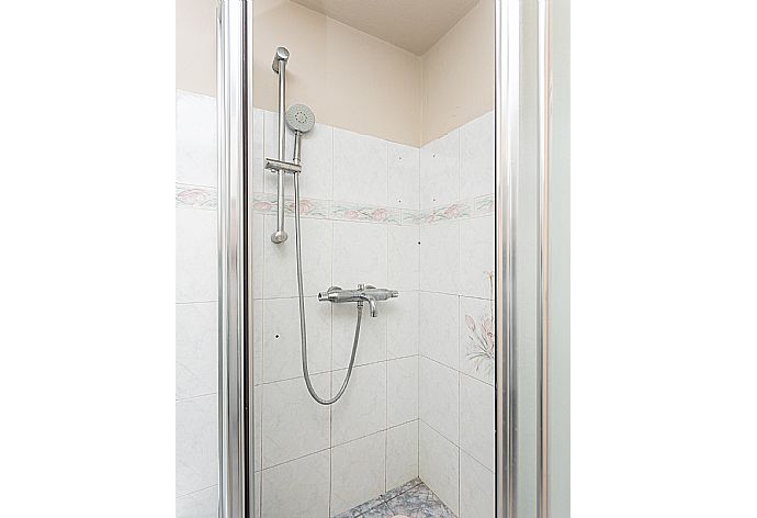 Family bathroom with shower . - Dimitris Cottage . (Galleria fotografica) }}