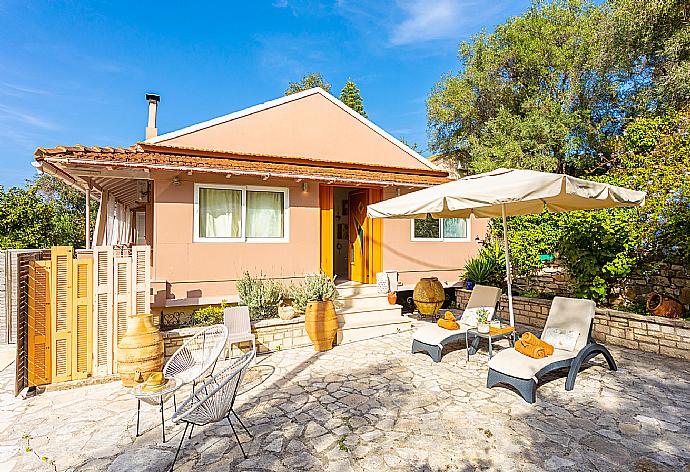 Terrace area . - Dimitris Cottage . (Galería de imágenes) }}