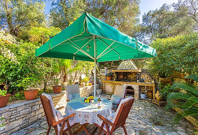 Terrace area . - Dimitris Cottage . (Photo Gallery) }}