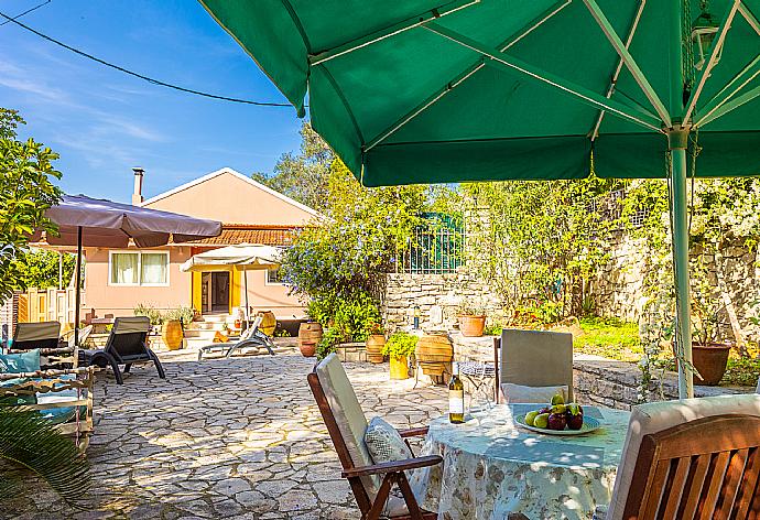 Terrace area . - Dimitris Cottage . (Galería de imágenes) }}