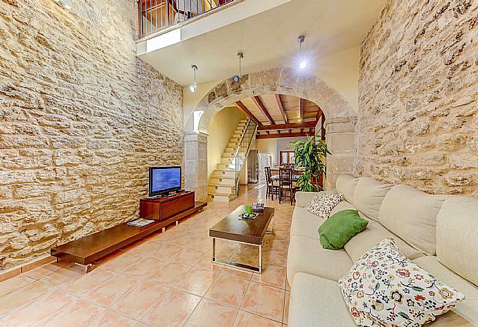 Open-plan living room with sofa, dining area, kitchen, A/C, WiFi internet, and satellite TV . - Villa Cas Xeremier . (Galleria fotografica) }}