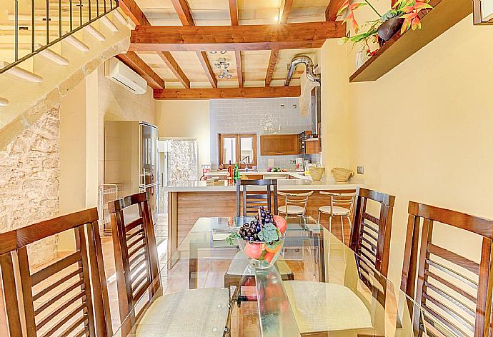 Open-plan living room with sofa, dining area, kitchen, A/C, WiFi internet, and satellite TV . - Villa Cas Xeremier . (Galleria fotografica) }}