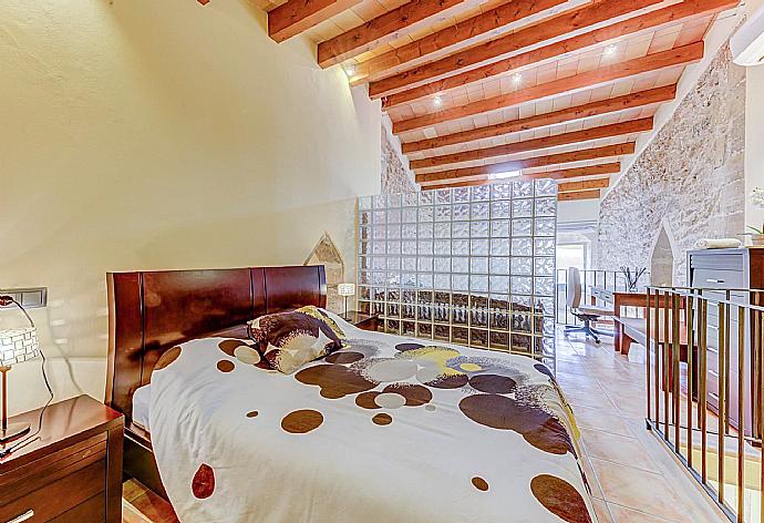 Double bedroom with en suite bathroom and A/C . - Villa Cas Xeremier . (Fotogalerie) }}