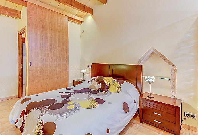 Double bedroom with en suite bathroom and A/C . - Villa Cas Xeremier . (Photo Gallery) }}