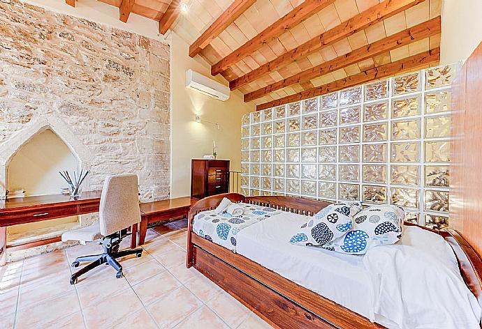 Single bedroom with A/C . - Villa Cas Xeremier . (Galerie de photos) }}