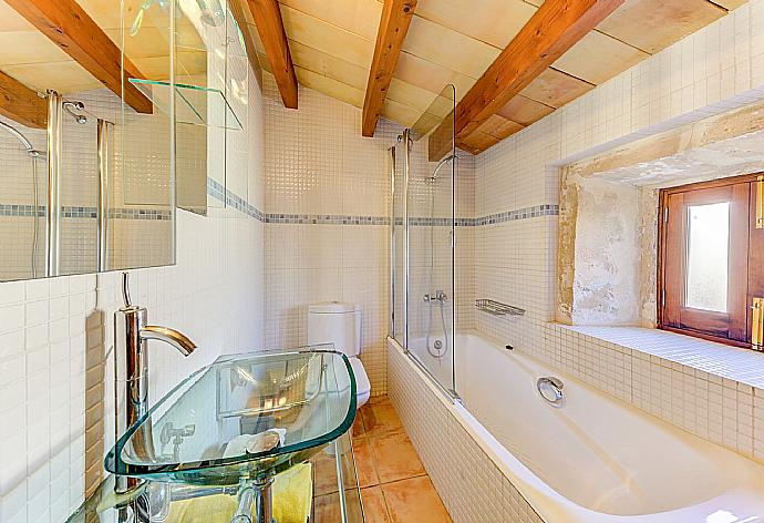 Bathroom with bath and shower . - Villa Cas Xeremier . (Galleria fotografica) }}