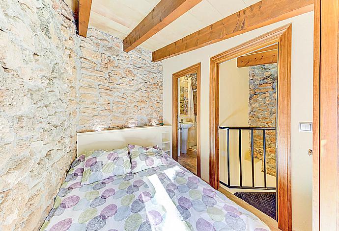 Double bedroom with en suite bathroom and A/C . - Villa Cas Xeremier . (Fotogalerie) }}