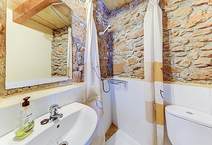 Bathroom with shower . - Villa Cas Xeremier . (Fotogalerie) }}