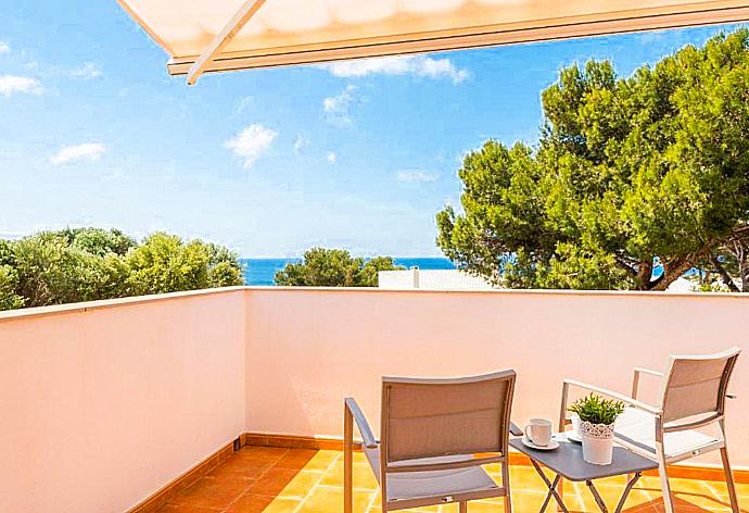 Terrace area with sea views . - Villa Mestral . (Galería de imágenes) }}