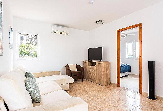 Open-plan living room with sofas, dining area, kitchen, A/C, WiFi internet, satellite TV, and terrace access . - Villa Mestral . (Galleria fotografica) }}