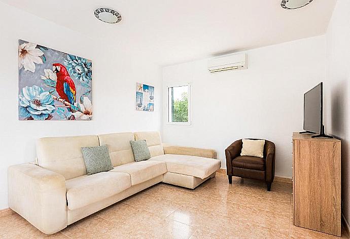 Open-plan living room with sofas, dining area, kitchen, A/C, WiFi internet, satellite TV, and terrace access . - Villa Mestral . (Fotogalerie) }}