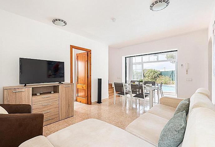 Open-plan living room with sofas, dining area, kitchen, A/C, WiFi internet, satellite TV, and terrace access . - Villa Mestral . (Fotogalerie) }}