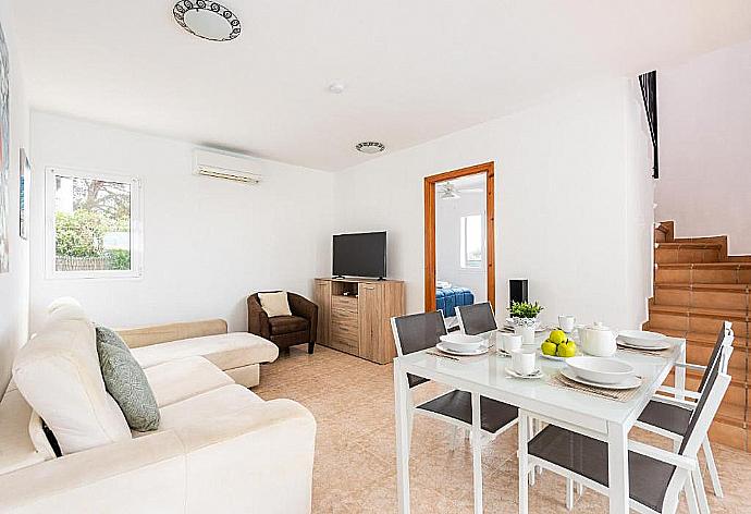 Open-plan living room with sofas, dining area, kitchen, A/C, WiFi internet, satellite TV, and terrace access . - Villa Mestral . (Fotogalerie) }}