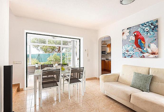 Open-plan living room with sofas, dining area, kitchen, A/C, WiFi internet, satellite TV, and terrace access . - Villa Mestral . (Fotogalerie) }}