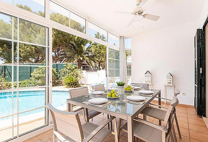 Open-plan living room with sofas, dining area, kitchen, A/C, WiFi internet, satellite TV, and terrace access . - Villa Mestral . (Galleria fotografica) }}