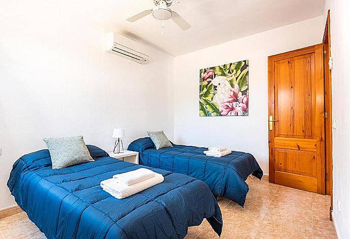 Twin bedroom with A/C . - Villa Mestral . (Galerie de photos) }}